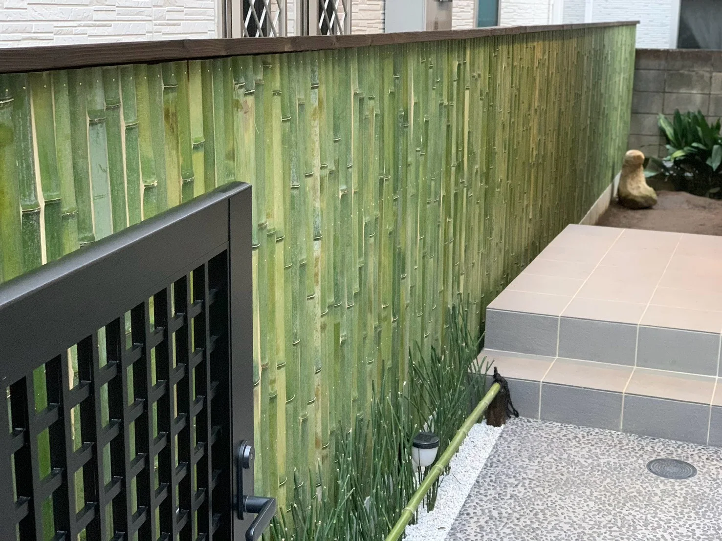 住宅脇の通路に設けられた竹垣